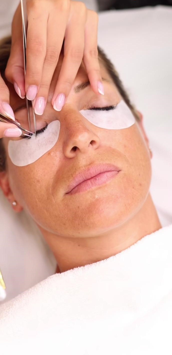 Extensiones de pestañas realizadas en MORELA clínica estética en Vila-real