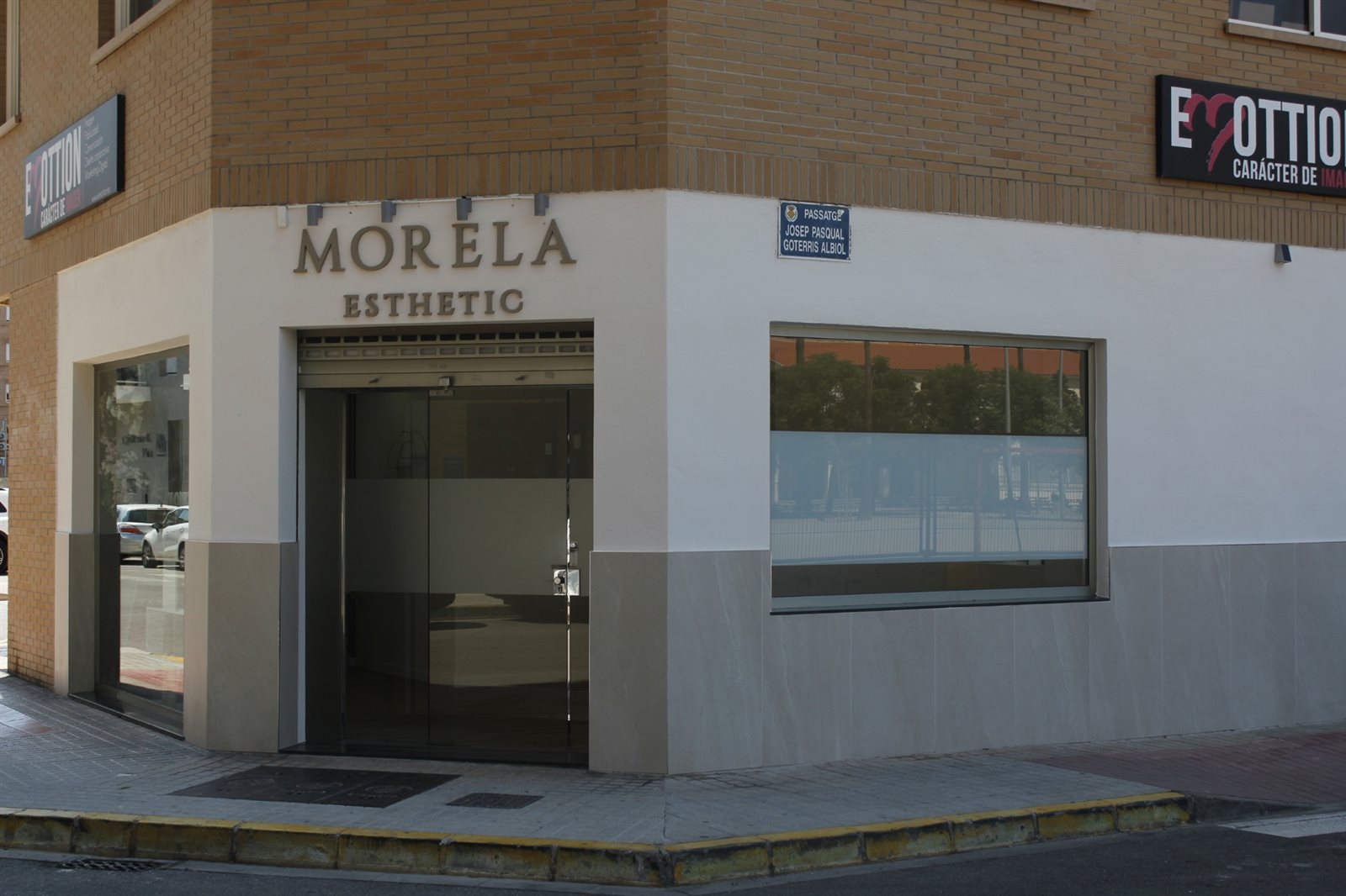 Fachada de MORELA Esthetic en la esquina del Passatge Josep Pasqual Goterris Albiol, 12, Vila-real
